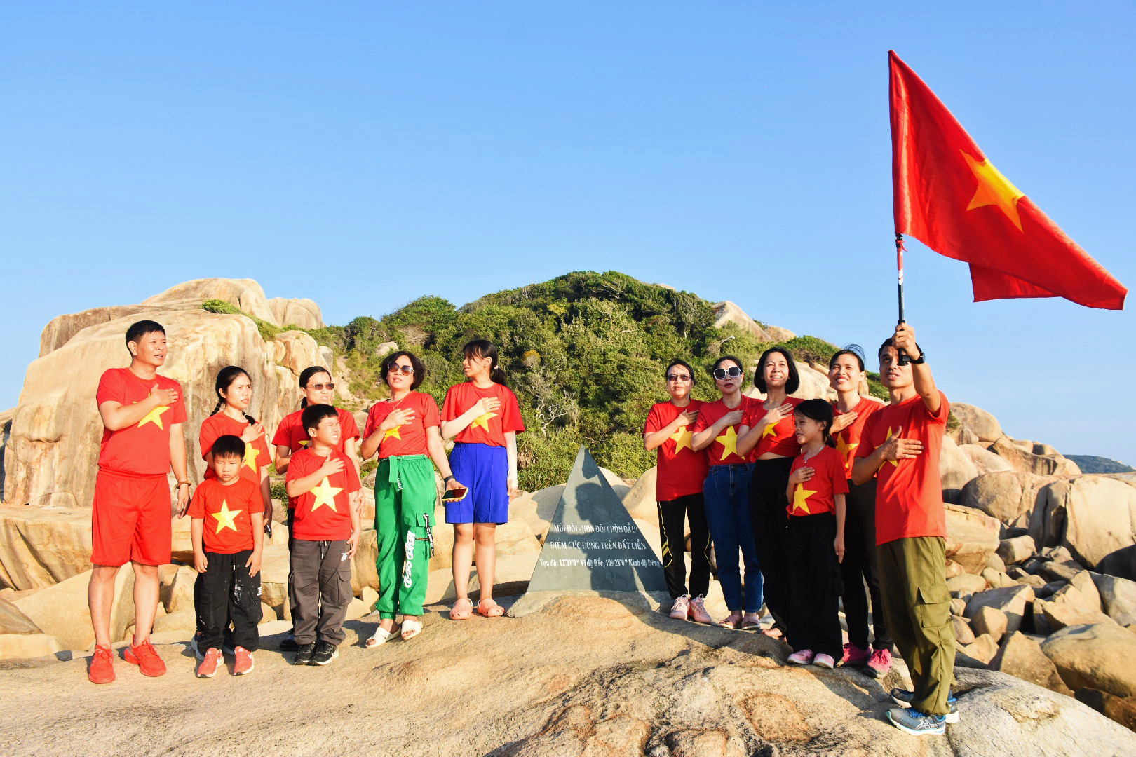 Đón bình minh sớm nhất ở Mũi Đôi cực đông đất liền bằng đường bộ - Ảnh 9. Khoảnh khắc tự hào khi check in, hát quốc ca trên cột mốc thiêng liêng - Ảnh: TRẦN HOÀI