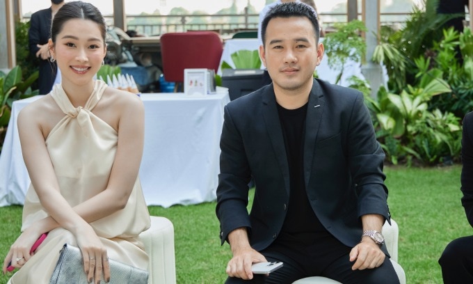 Hoa hậu ngồi theo dõi phần lễ cùng nhà thiết kế Lê Thanh Hòa, nói xúc động khi nghe Cao Thiên Trang và chồng trao lời hẹn ước.