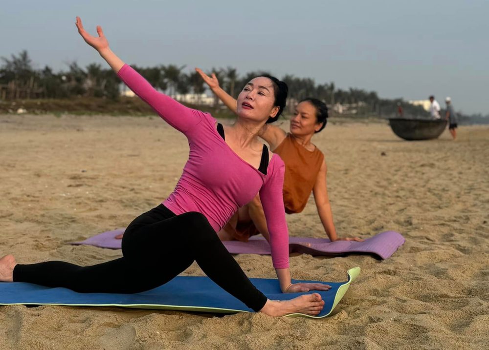 Diễn viên Quách Thu Phương và diễn viên Tú Oanh tập yoga trên bãi biển. Ảnh: Facebook nhân vật.