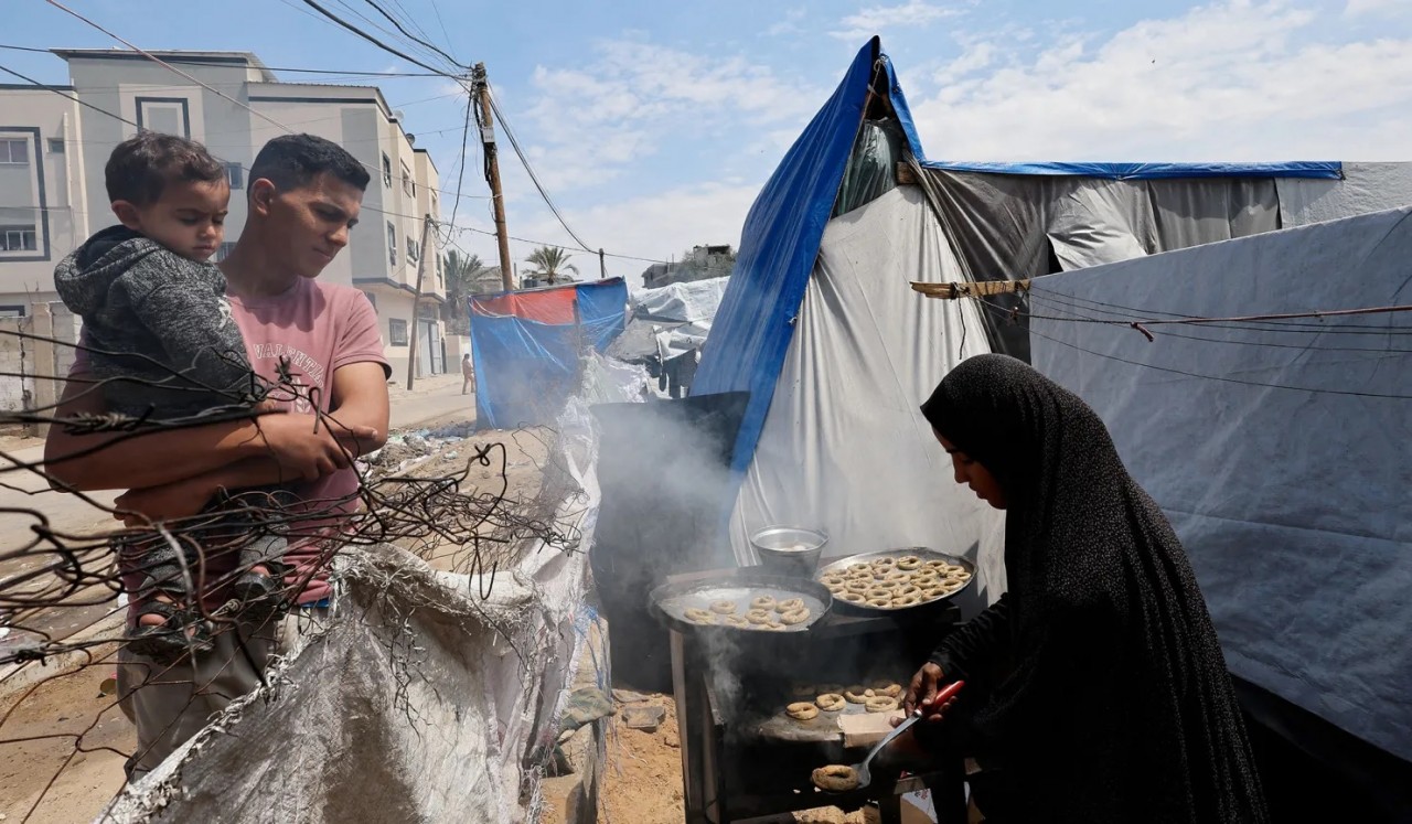 Tại một trại tị nạn ở Rafah, phía nam Dải Gaza, ngày 8/4, một gia đình người Palestine di cư làm những chiếc bánh truyền thống để chuẩn bị cho lễ Eid al-Fitr của người Hồi giáo, trong bối cảnh xung đột đang diễn ra giữa Israel Hamas. (Nguồn: Reuters)