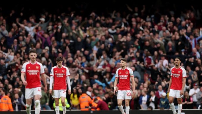 Các cầu thủ Arsenal thất vọng khi nhận bàn thua trước Aston Villa ở vòng 33 Ngoại hạng Anh. Ảnh: Reuters