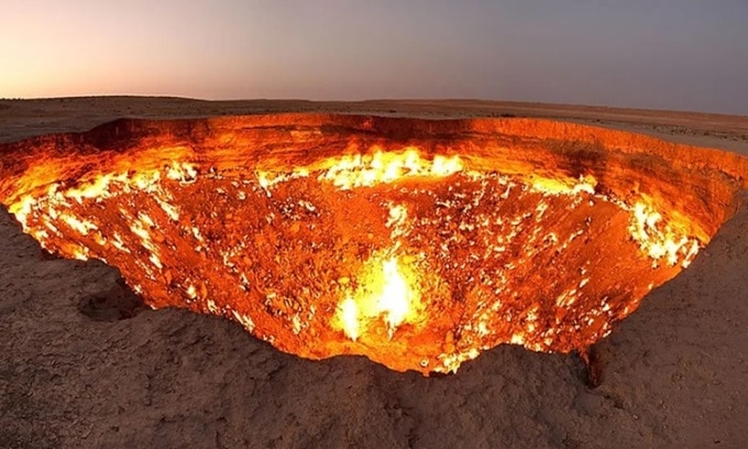 Ngọn lửa ở miệng hố Darvaza là kết quả do sự tác động của con người. Ảnh: Wikimedia