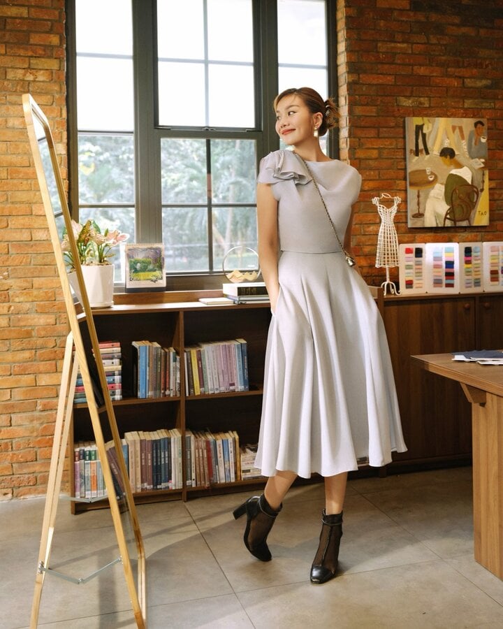 Người đẹp trở nên dịu dàng trong set đồ có điểm nhấn xếp bèo ở vai cùng chất liệu mềm mại.