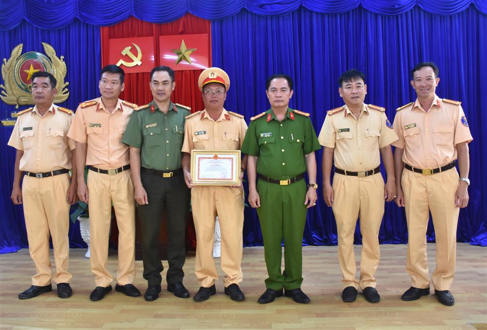Đại tá Bùi Xuân Khởi, Phó Giám đốc Công an tỉnh trao Giấy khen và biểu dương hành động đẹp của Thiếu tá Châu Văn Đen