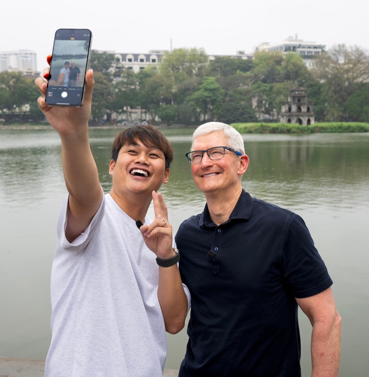 Content creator Ngo Duc Duy was excited when Tim Cook posted a photo on his X account - Photo: X by Tim Cook