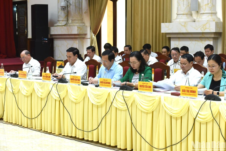 [Ảnh] Thủ tướng Phạm Minh Chính làm việc với Ban Thường vụ Tỉnh ủy Hòa Bình ảnh 2