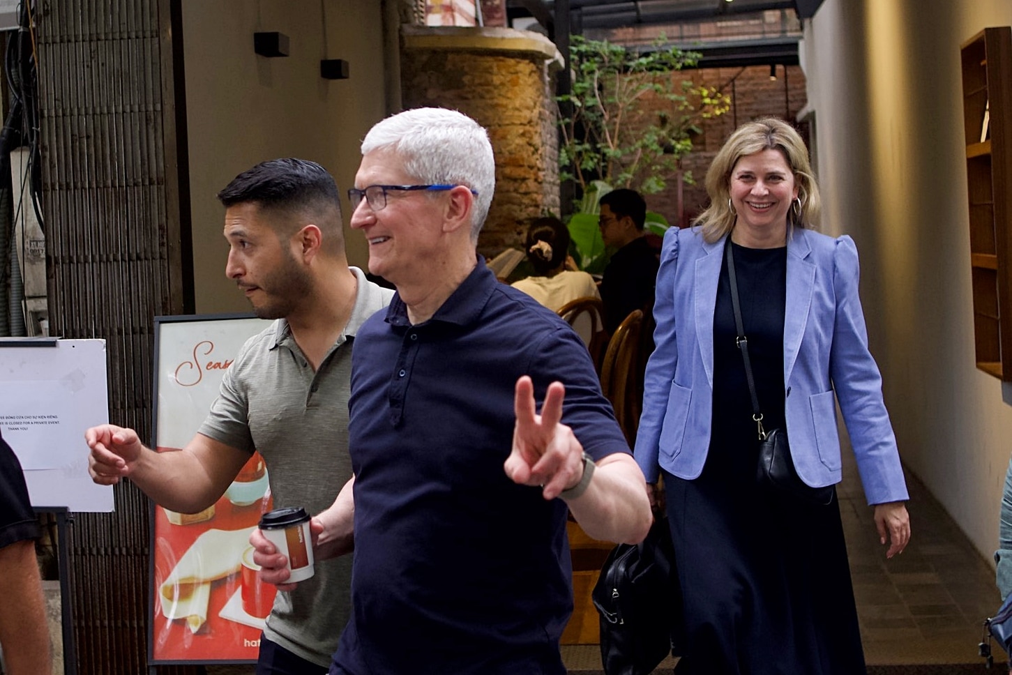 CEO Apple rời quán cafe Hạt Chín lúc 15 giờ 45 cùng với ly cà phê mang đi