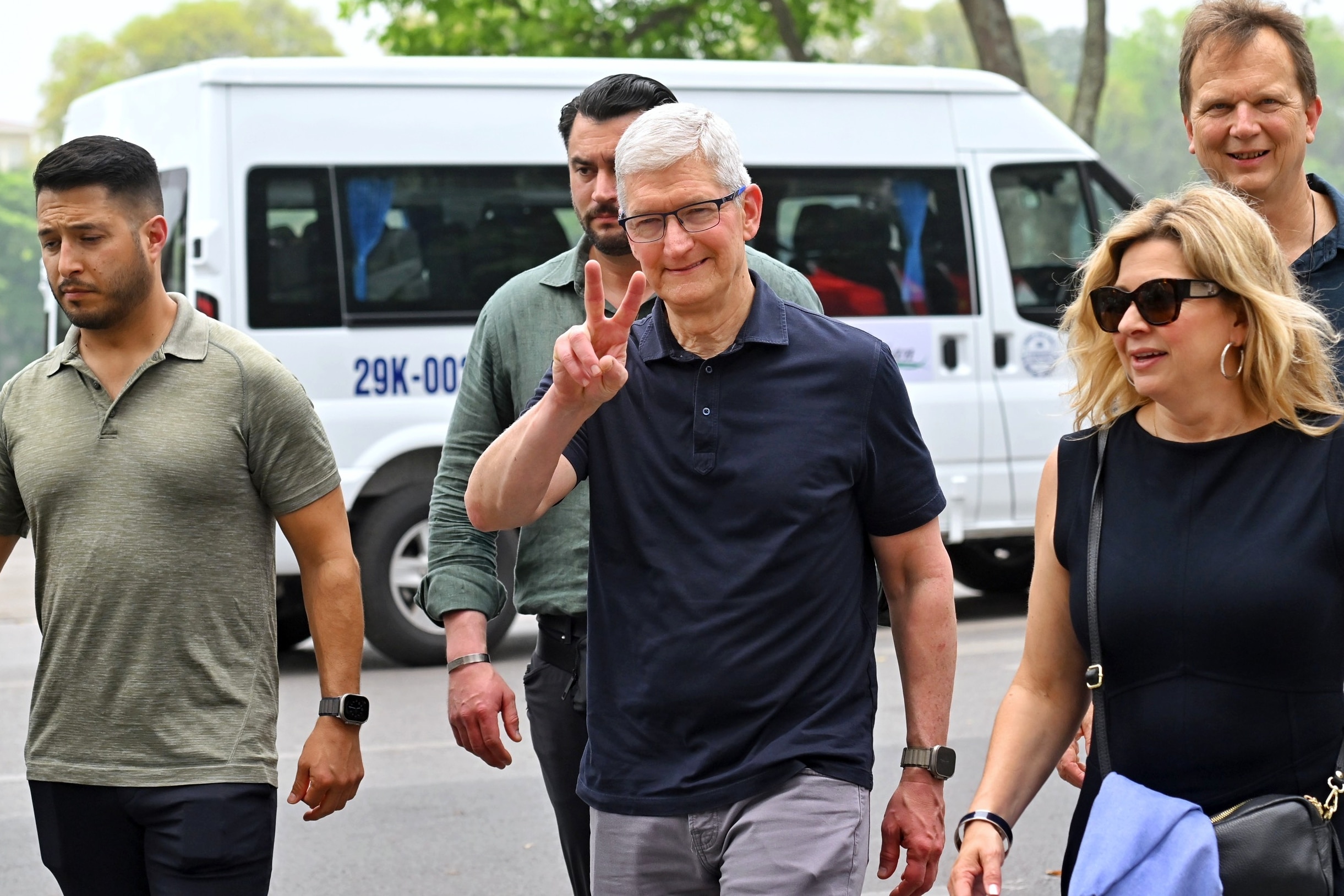 CEO Apple Tim Cook dạo phố Hà Nội, thưởng thức cà phê- Ảnh 5.