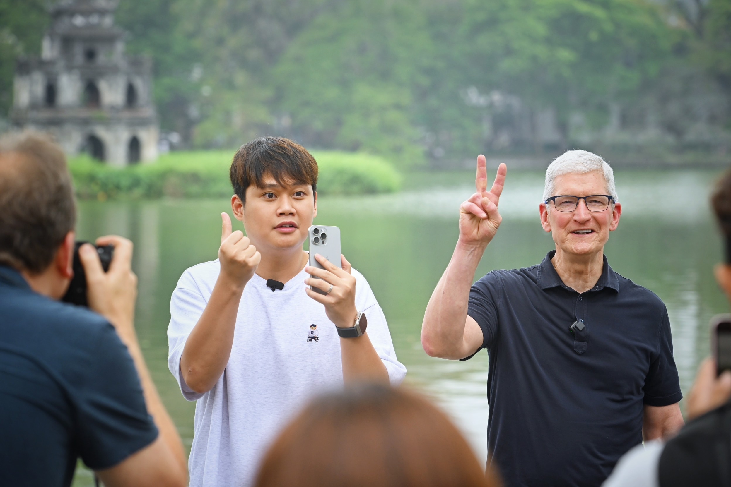 Trước đó, CEO Apple giao lưu cùng content creator Duy Thẩm tại hồ Gươm