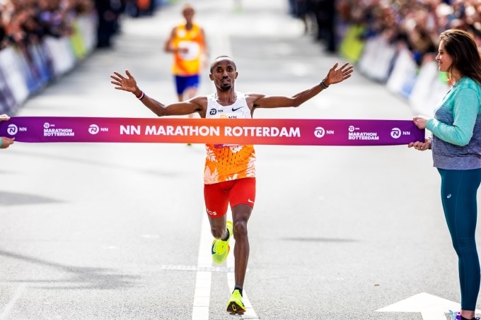 Nageeye mừng khi về nhất Rotterdam Marathon ngày 14/4 với thành tích 2 giờ 4 phút 45 giây, lập kỷ lục marathon mới của Hà Lan. Ảnh: NN Rotterdam Marathon