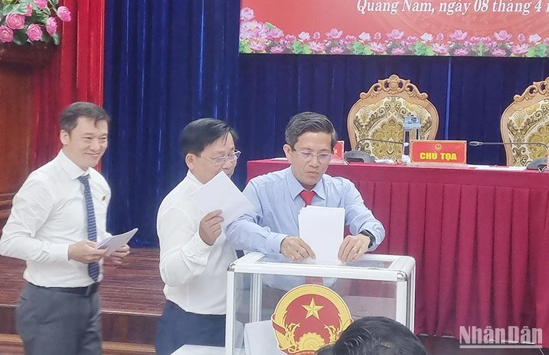 Miễn nhiệm chức danh Chủ tịch Hội đồng nhân dân và Ủy ban nhân dân tỉnh Quảng Nam ảnh 2