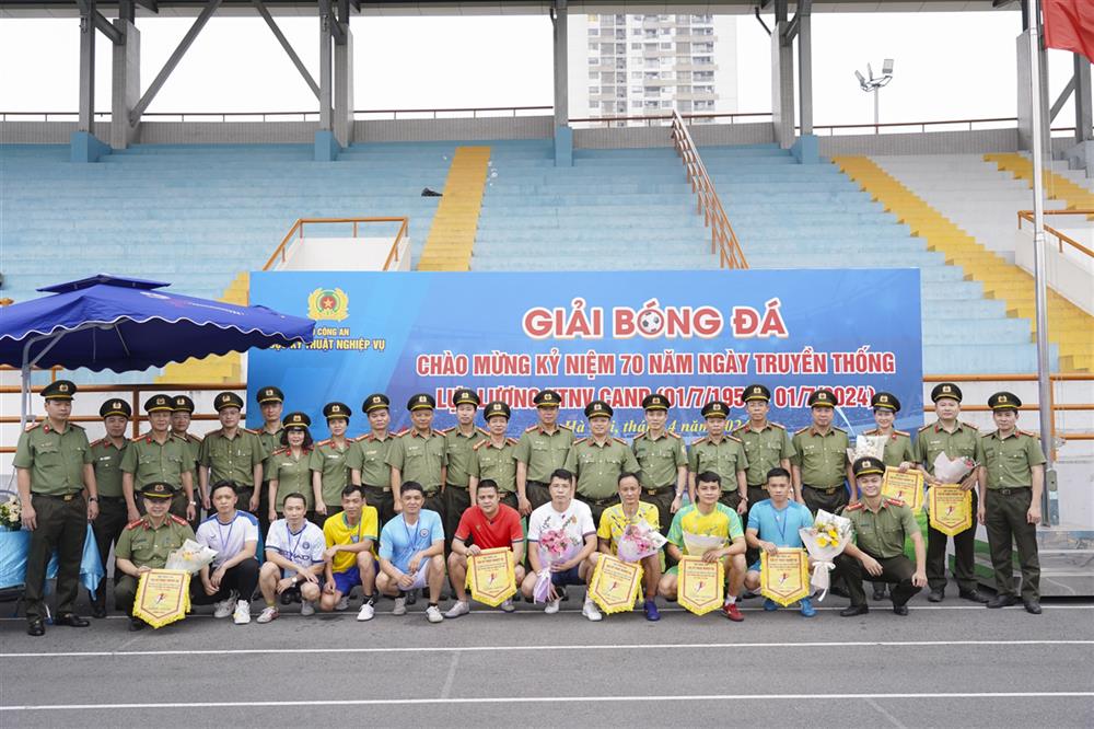 Các đồng chí lãnh đạo cùng đại diện các đội tuyển tham gia giải đấu chụp ảnh lưu niệm.
