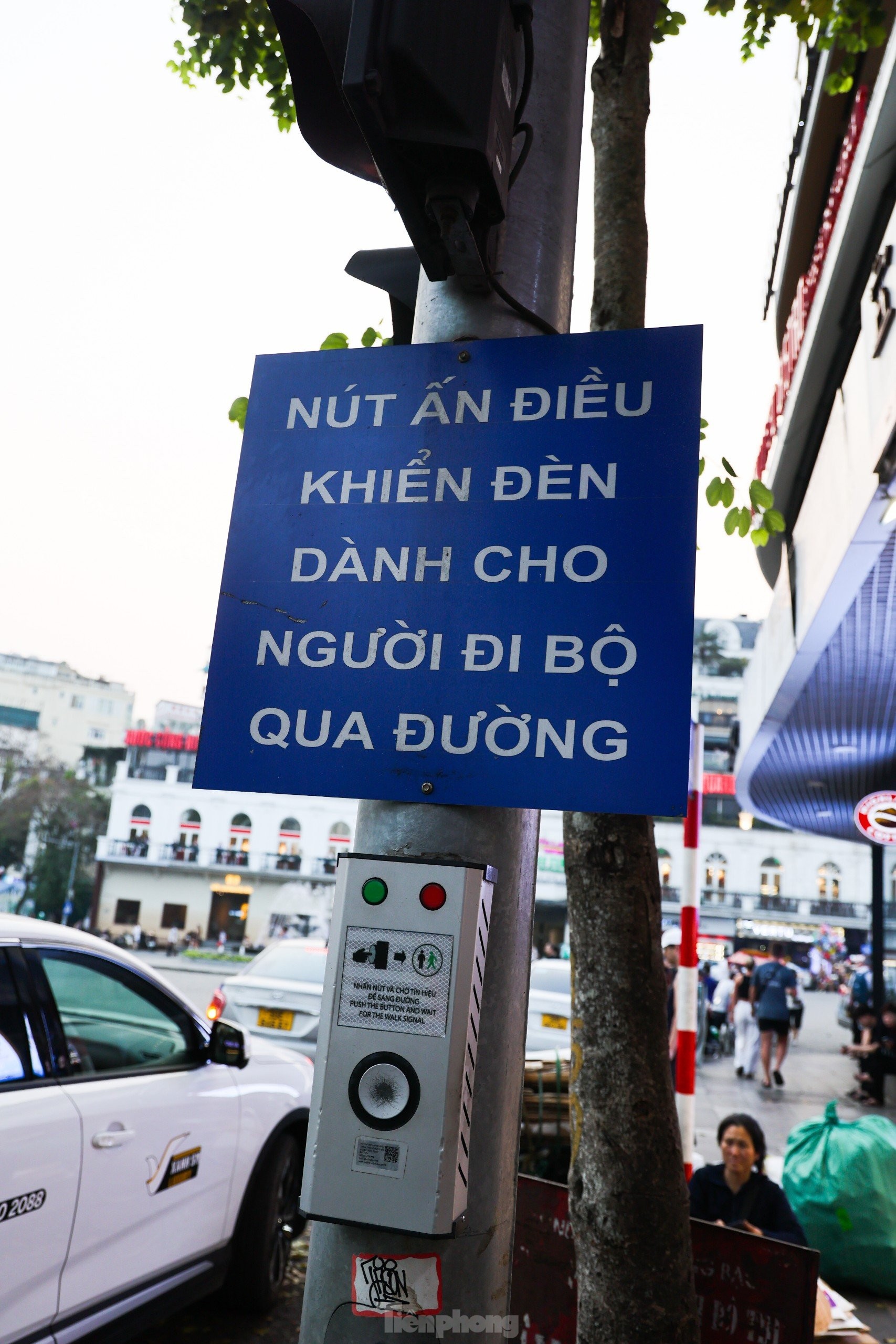 Hà Nội: Đèn 'xin đường' dành cho người đi bộ có cũng như không ảnh 2