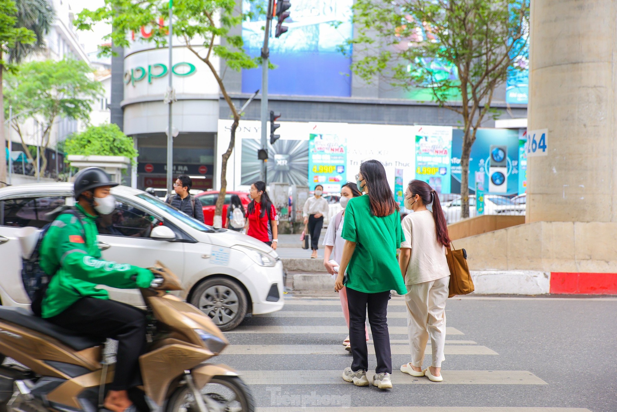 Hà Nội: Đèn 'xin đường' dành cho người đi bộ có cũng như không ảnh 4