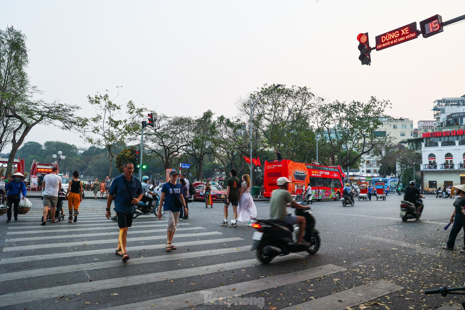 Hà Nội: Đèn 'xin đường' dành cho người đi bộ có cũng như không ảnh 7