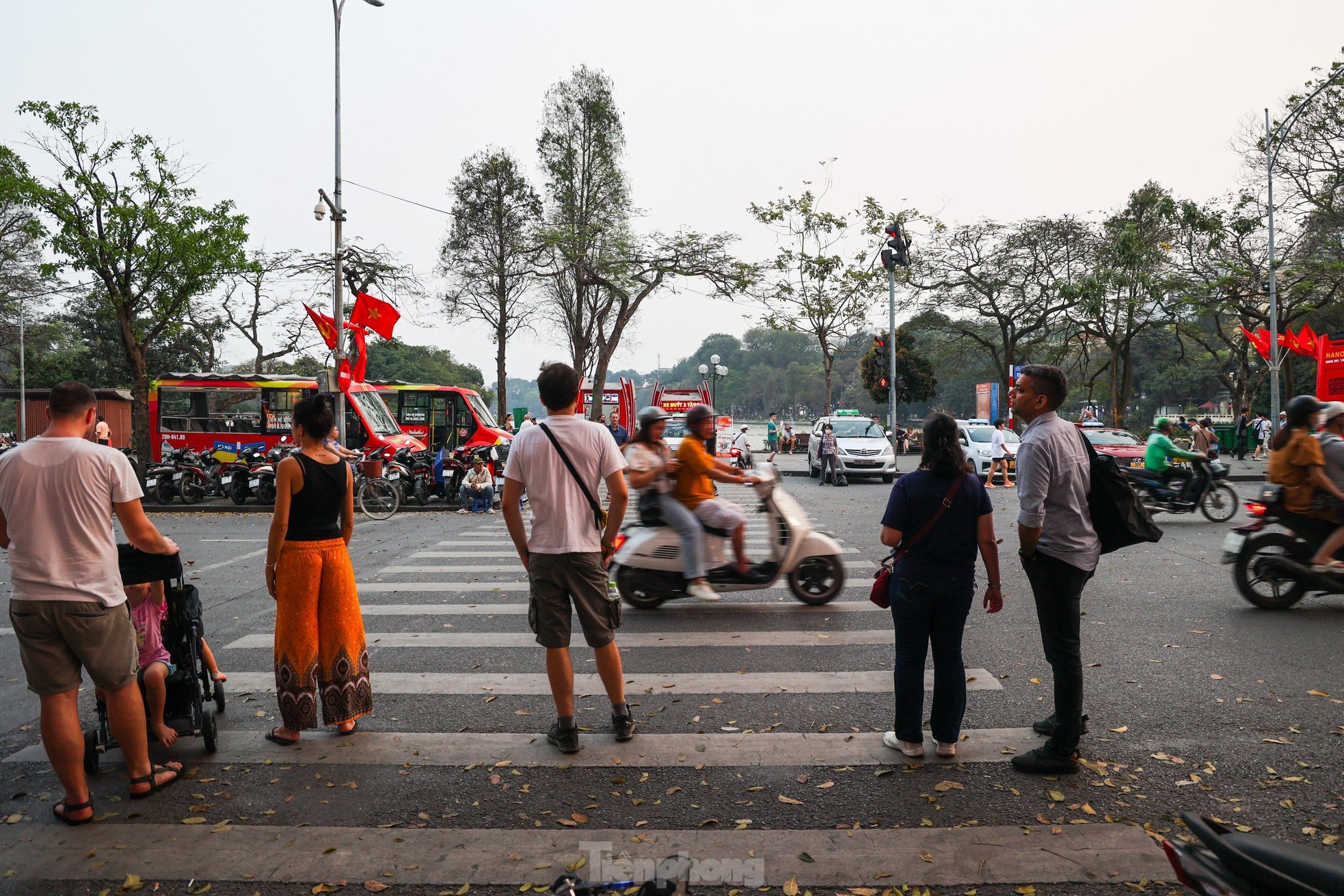 Hà Nội: Đèn 'xin đường' dành cho người đi bộ có cũng như không ảnh 8