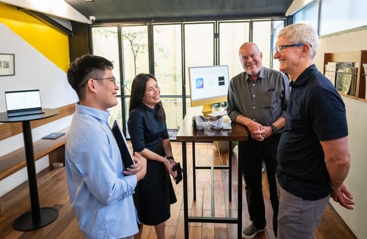 Sau đó, Tim Cook đã gặp hai nhà phát triển ứng dụng ngôn ngữ CollaNote và Elsa Speak. CEO Apple nhiều lần tỏ ra hứng thú và bất ngờ về những giải pháp mà nhà phát triển Việt Nam đưa ra. (Ảnh: X/Tim Cook)