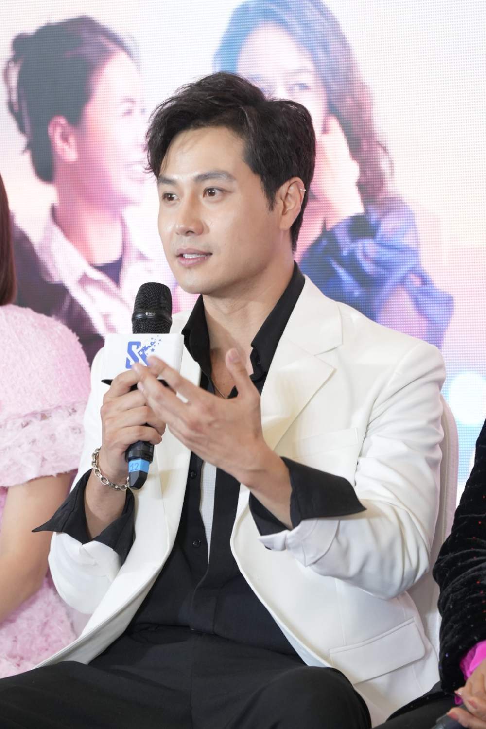 Diễn viên Thanh Sơn tại buổi họp báo ra mắt phim “Mình yêu nhau, bình yên thôi“. Ảnh: VFC.