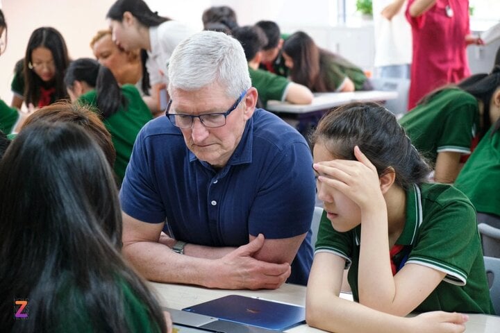 "Đây là lần đầu tiên tôi được đứng lớp cùng các con, và qua đây cũng hiểu thêm cách các con có thể sử dụng Apple để học", Giang chia sẻ với Znews.
