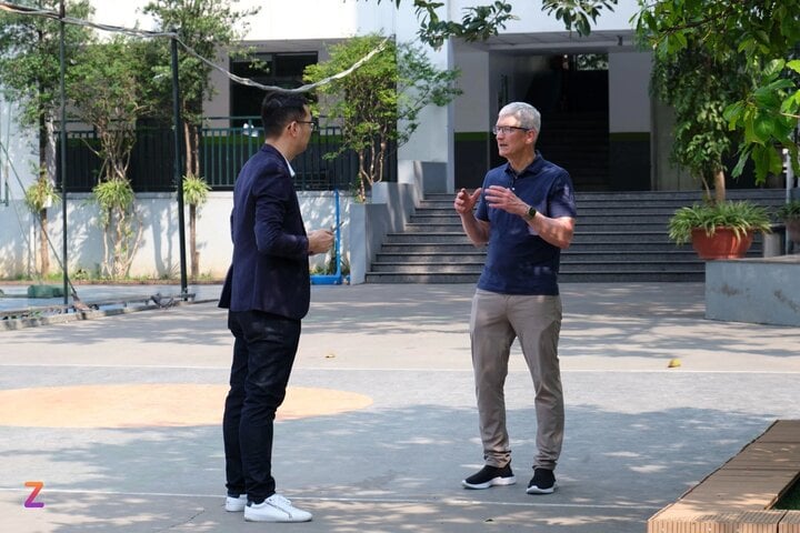 CEO Apple có thêm vài phút phỏng vấn và nói chuyện với ban giám hiệu nhà trường trước khi rời đi để trở về khách sạn.
