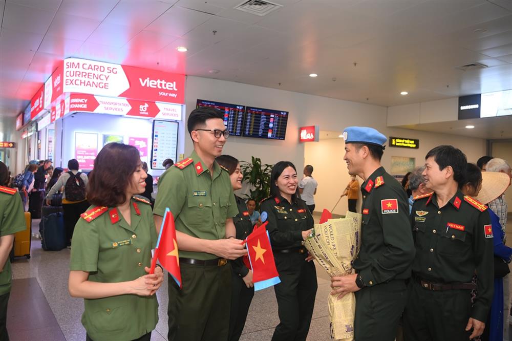 Niềm vui của các sĩ quan khi gặp lại các đồng chí, đồng đội của mình tại Việt Nam.