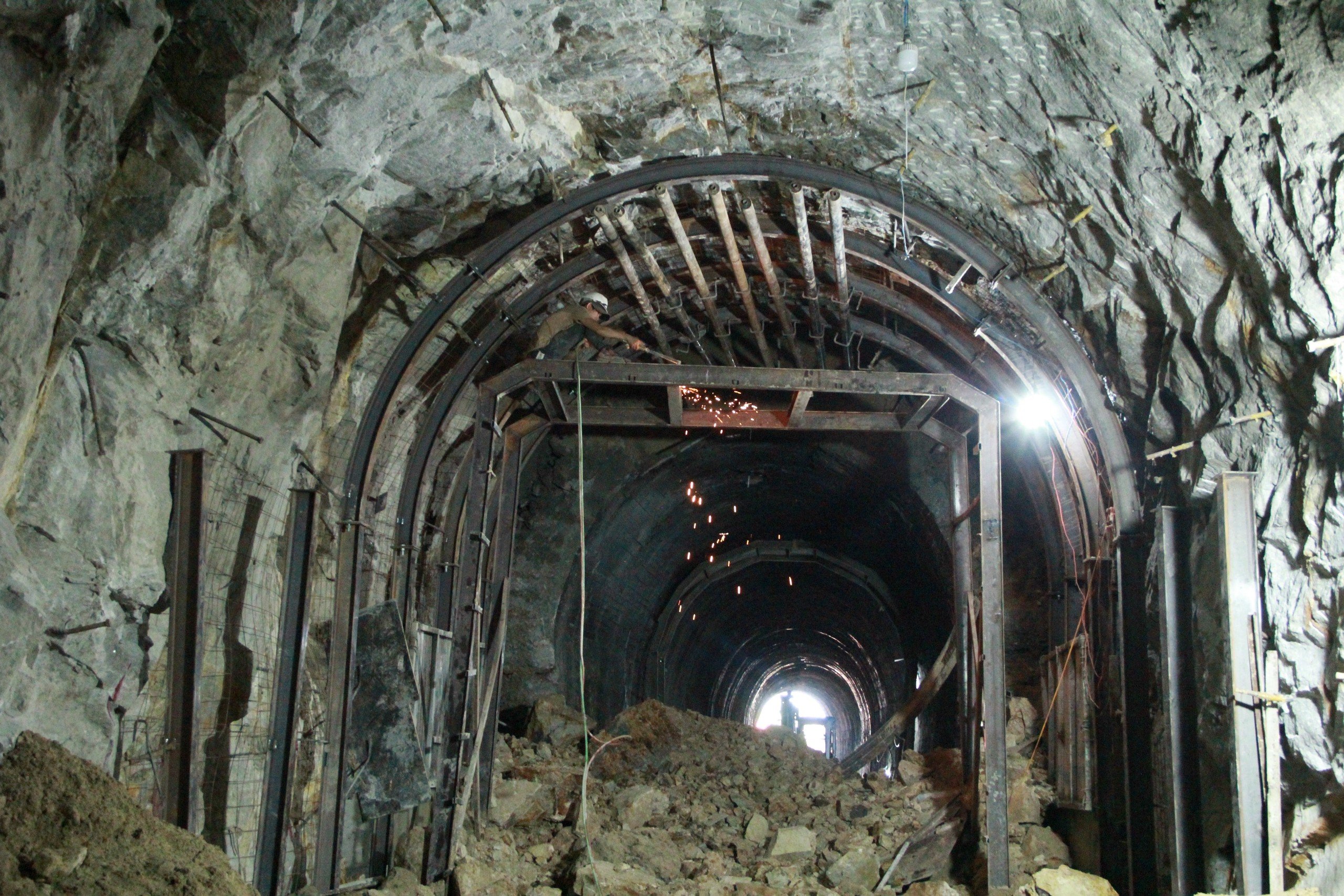 Đất đá sạt lở trong hầm khiến đường sắt bắc - nam tê liệt