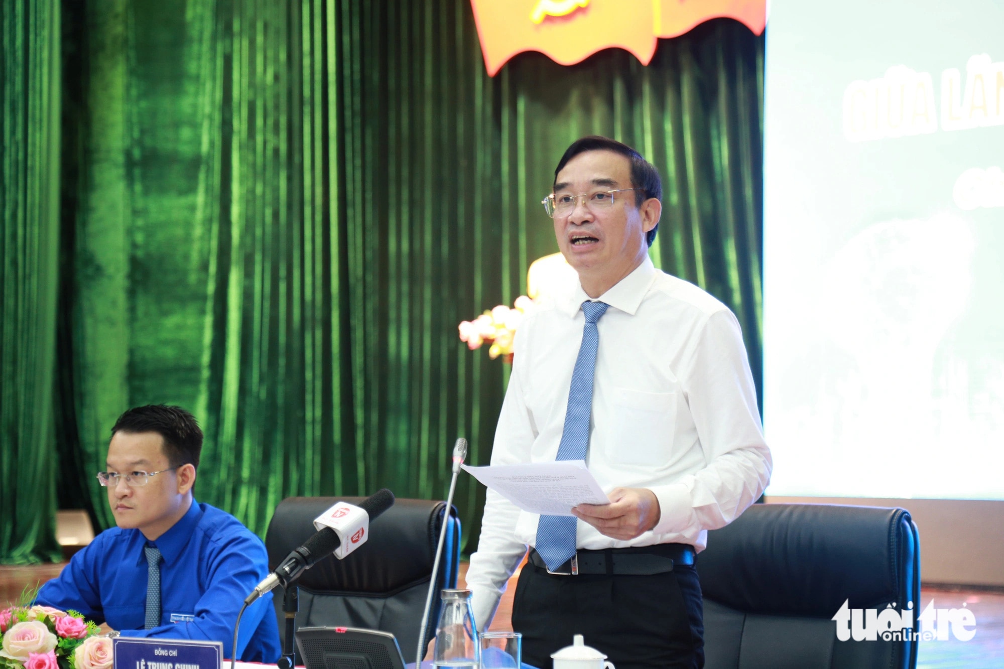 Ông Lê Trung Chinh - Chủ tịch UBND TP Đà Nẵng lo ngại tình trạng học sinh dùng mạng xã hội hiện nay - Ảnh ĐOÀN NHẠN