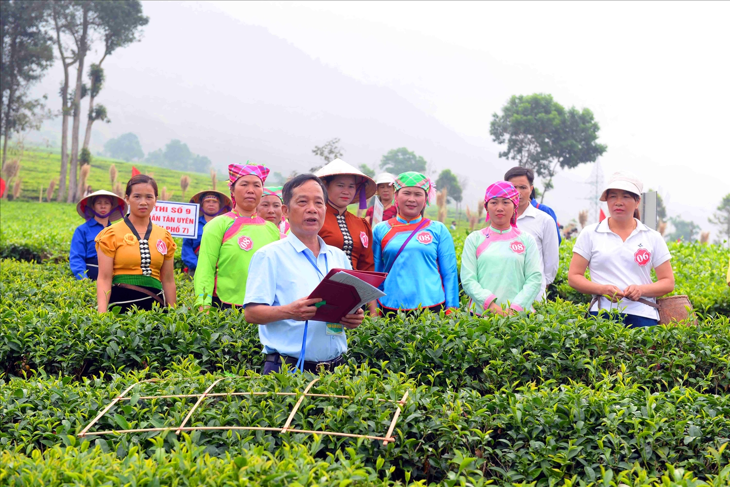 The Board of Examiners approved the exam rules. Accordingly, the exam time is 25 minutes, candidates must pick tea quickly and must meet the standards of 1 shrimp, 2 - 3 leaves, fresh tea buds, not letting the tea buds be broken or crushed.