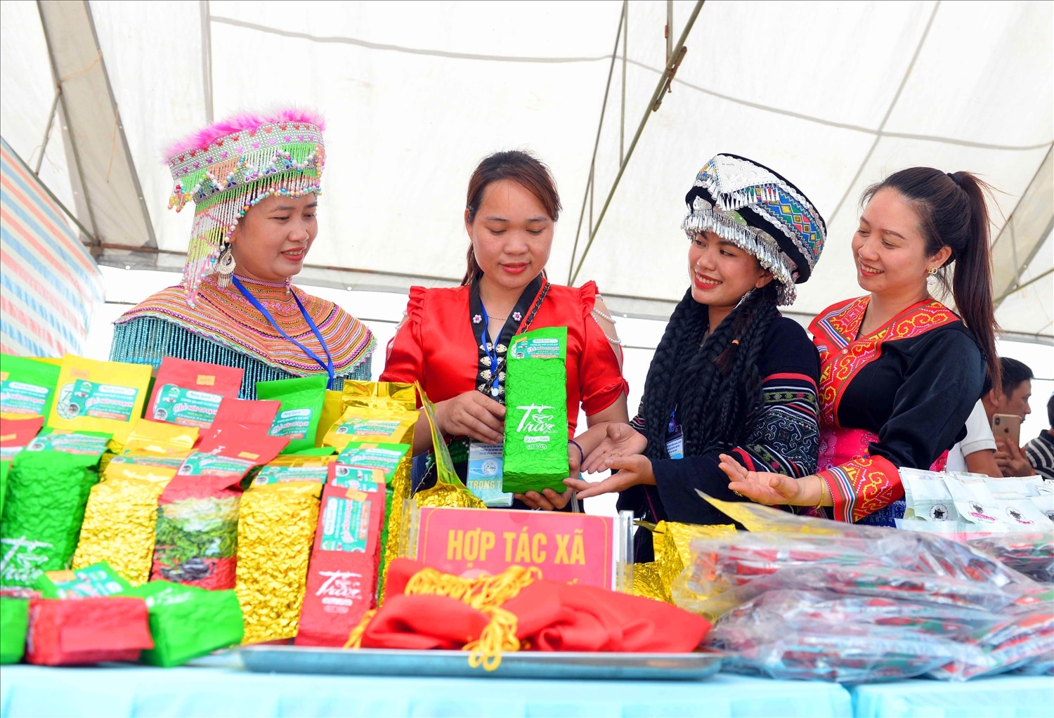 Joie et bonheur lorsque les réalisations des producteurs de thé créent des produits de marque sur le marché.
