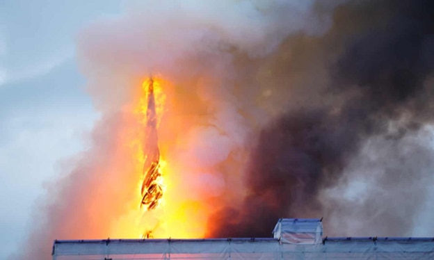 Thế giới - Tòa nhà biểu tượng của Copenhagen (Đan Mạch) đổ sập trong 'biển lửa' (Hình 3).