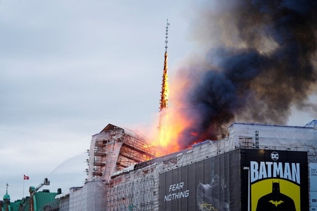 Thế giới - Tòa nhà biểu tượng của Copenhagen (Đan Mạch) đổ sập trong 'biển lửa' (Hình 4).