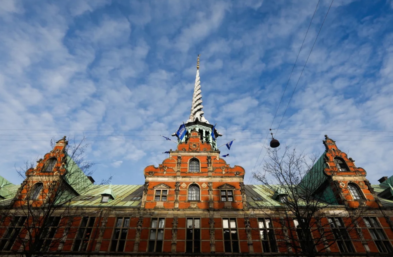 Thế giới - Tòa nhà biểu tượng của Copenhagen (Đan Mạch) đổ sập trong 'biển lửa' (Hình 12).