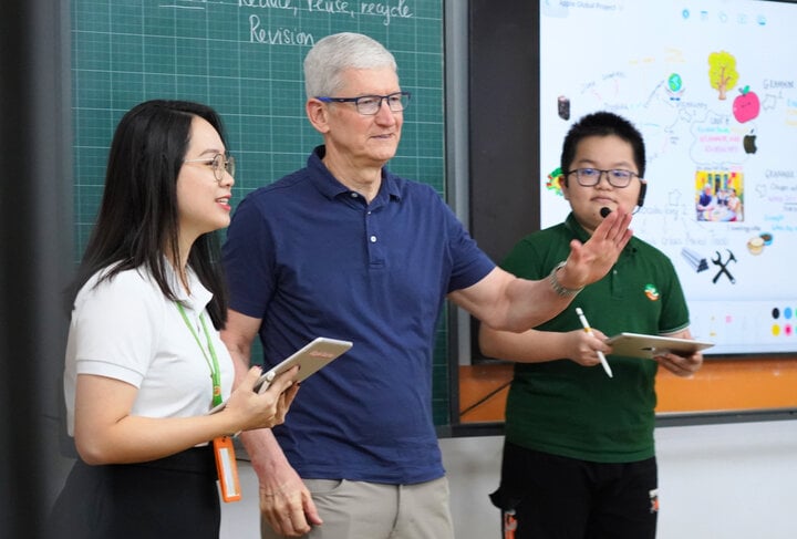 CEO Tim Cook giao lưu với học sinh Hà Nội.
