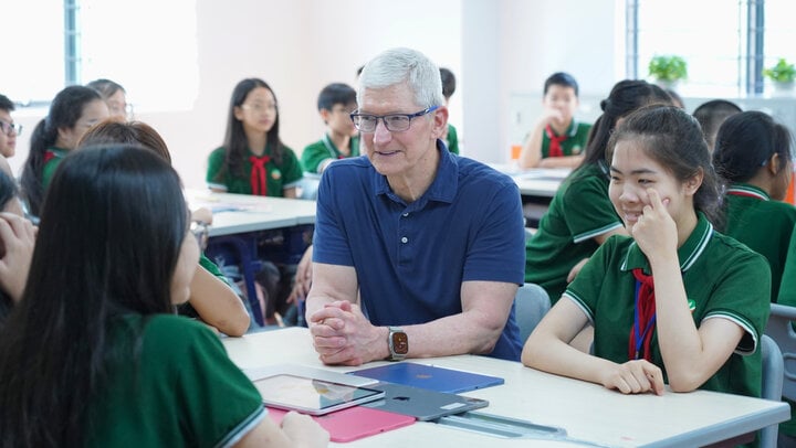 Học sinh Trường Liên cấp Tiểu học & THCS Ngôi Sao Hà Nội tự tin trao đổi với CEO Apple.