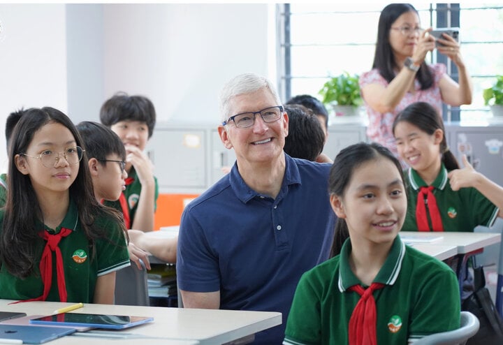 CEO Tim Cook vui vẻ giao lưu cùng học sinh Hà Nội.