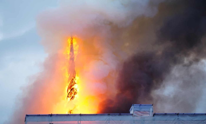 Đoạn phim được chia sẻ cho thấy những đám khói đen khổng lồ bốc lên từ tòa nhà theo phong cách Phục hưng Hà Lan. Trong ảnh là ngọn tháp xoắn Dragespir - biểu tượng của tòa nhà - bốc cháy dữ dội. (Ảnh: Reuters)