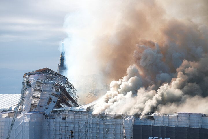 Giám đốc sở cứu hỏa Copenhagen Jakob Vedsted Andersen nói với các phóng viên rằng một phần mái nhà đã bị sập và ngọn lửa lan sang nhiều tầng. Ông cho biết, hơn 120 lính cứu hỏa đang nỗ lực khống chế đám cháy nhưng mới kiểm soát được một phần. (Ảnh: Reuters)