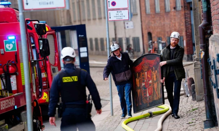 Các nhân viên của sàn chứng khoán Copenhagen cố cứu những bức tranh cổ quý giá khỏi đám cháy. (Ảnh: Alamy)
