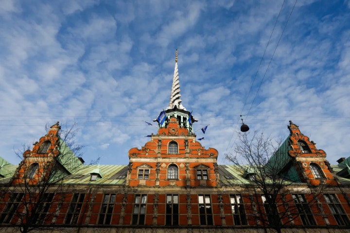 Tòa nhà sàn giao dịch Copenhagen, được ủy quyền xây dựng bởi Vua Christian IV từ năm 1619 đến năm 1640, có ngọn tháp cao 56m với hình đuôi của bốn con rồng quấn vào nhau. Nó là nơi đặt sàn giao dịch chứng khoán của Đan Mạch cho đến những năm 1970. (Ảnh: Getty)