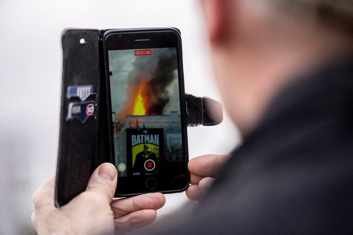 Một nhân chứng quay lại khoảnh khắc ngọn lửa "nuốt chửng" tháp Dragespir. Brian Mikkelsen, người đứng đầu Phòng Thương mại Đan Mạch, cho biết đây là ngày đau buồn nhất trong cuộc đời ông. (Ảnh: Reuters)
