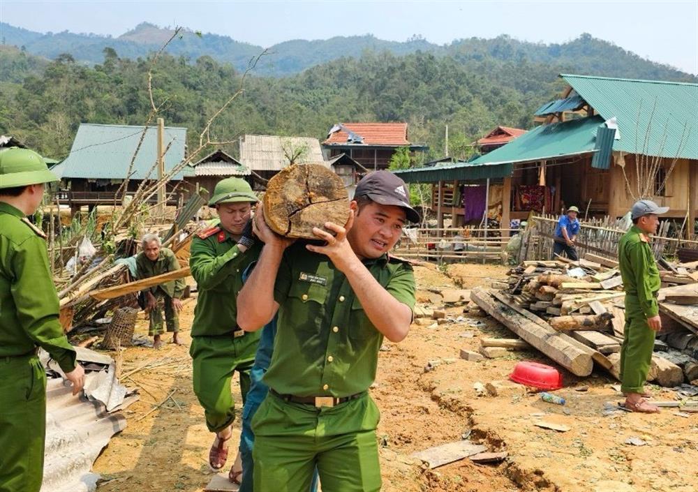 Sau gần 02 ngày, 03 Tổ công tác Công an huyện cùng Công an các xã Bảo Thắng, Bảo Nam, Chiêu Lưu phối hợp cùng các lực lượng liên quan đã giúp hơn 50 hộ dân sửa lại nhà, lợp lại ngói, fibro xi măng... Qua đó được cấp ủy, chính quyền các cấp cùng nhân dân trên địa bàn ghi nhận, đánh giá rất cao, để lại rất nhiều hình ảnh đẹp về người chiến sĩ Công an huyện Kỳ Sơn vì nhân dân phục vụ.