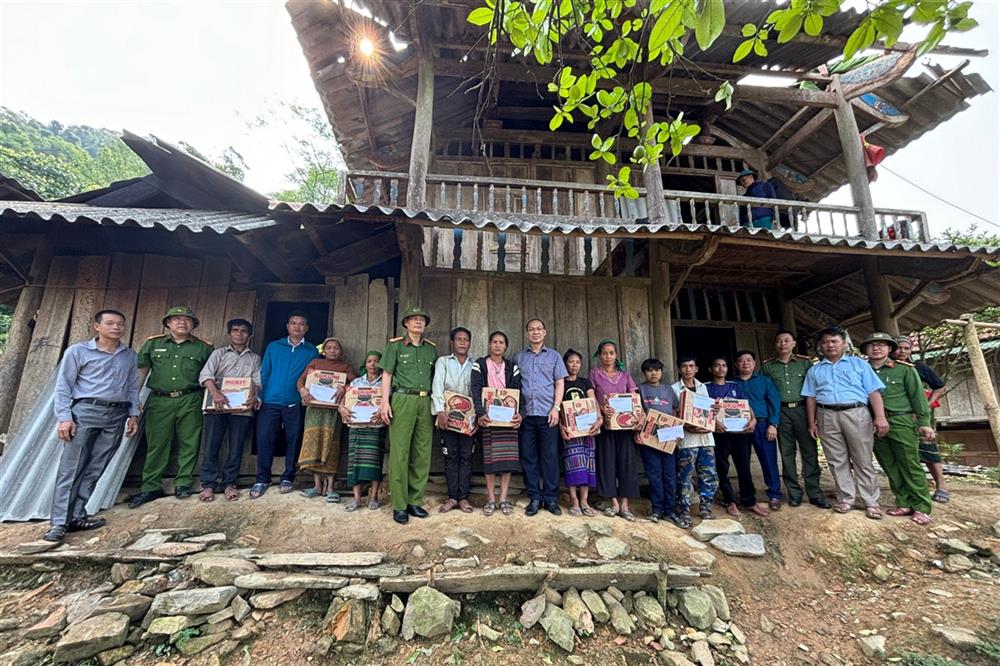 Bên cạnh đó, Công an huyện Kỳ Sơn cũng tham mưu với cấp ủy, chính quyền kịp thời động viên, thăm hỏi các gia đình bị ảnh hưởng. Trong đó, đồng chí Trưởng Công an huyện cùng lãnh đạo huyện đã đến thăm hỏi, trao các suất quà hỗ trợ những gia đình có hoàn cảnh khó khăn do ảnh hưởng bởi mưa đá, gió lốc tại địa bàn các xã Chiêu Lưu, Bảo Nam; đồng thời động viên cán bộ, chiến sĩ Công an huyện tham gia hỗ trợ nhân dân khắc phúc hậu quả thiên tai. 