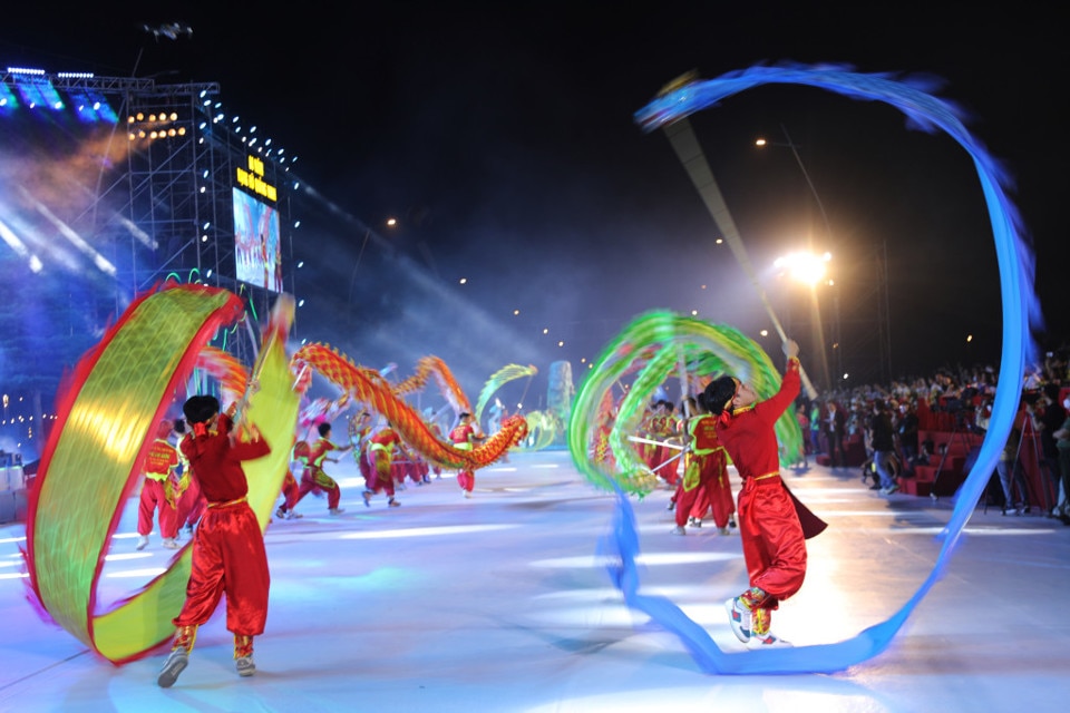 Carnaval Ha Long l&agrave; lễ hội thường ni&ecirc;n thu h&uacute;t sự tham gia của h&agrave;ng ng&agrave;n du kh&aacute;ch trong v&agrave; ngo&agrave;i nước. Nguồn: baoquangninh