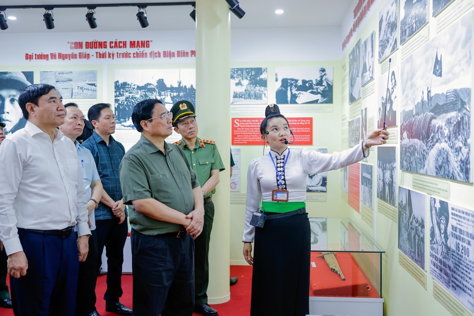 Thủ tướng Phạm Minh Chính và Đoàn công tác nghe giới thiệu về Khu di tích lịch sử Mường Phăng - nơi Sở Chỉ huy chiến dịch Điện Biên Phủ làm việc 105 ngày .