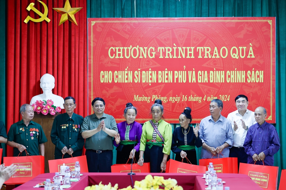Thủ tướng Chính phủ Phạm Minh Chính tặng quà tri ân 20 gia đình chiến sĩ Điện Biên, gia đình chính sách trên địa bàn xã Mường Phăng, xã Pá Khoang, thành phố Điện Biên Phủ.