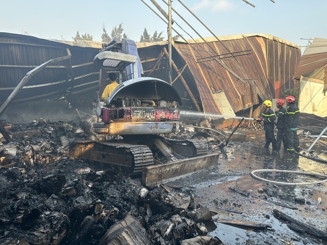 Hình ảnh hoang tàn sau cháy lớn tại công ty bao bì ở Bình Dương ảnh 2