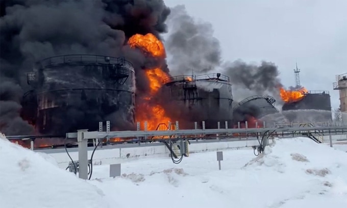 Lính cứu hỏa dập đám cháy sau khi Ukraine tập kích kho nhiên liệu ở tỉnh  Bryansk, Nga ngày 19/2. Ảnh: EMERCOM