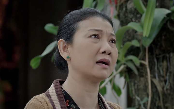 Bà Xinh vẫn thuyết phục con trai ngừng trả thù gia đình vợ trong Trạm cứu hộ trái tim tập 18.