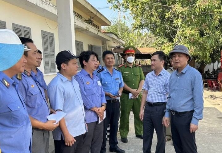 Tổng Giám đốc Tổng Công ty Đường sắt Việt Nam Hoàng Gia Khánh (đội mũ cối ngoài cùng bên phải) có mặt tại hiện trường chỉ đạo khắc phục sự cố, động viên các đơn vị thi công.
