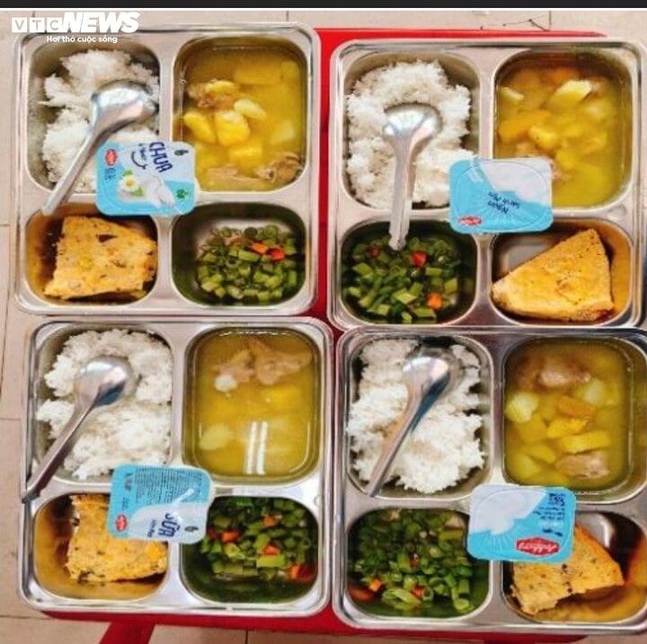 Ảnh chụp khẩu phần ăn bán trú trưa 11/4 của học sinh trường Tiểu học Quang Trung do nhà trường đăng tải.